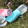 Gourde pour Chien - Gourdes rose et turquoise ouvertes sur l'herbe