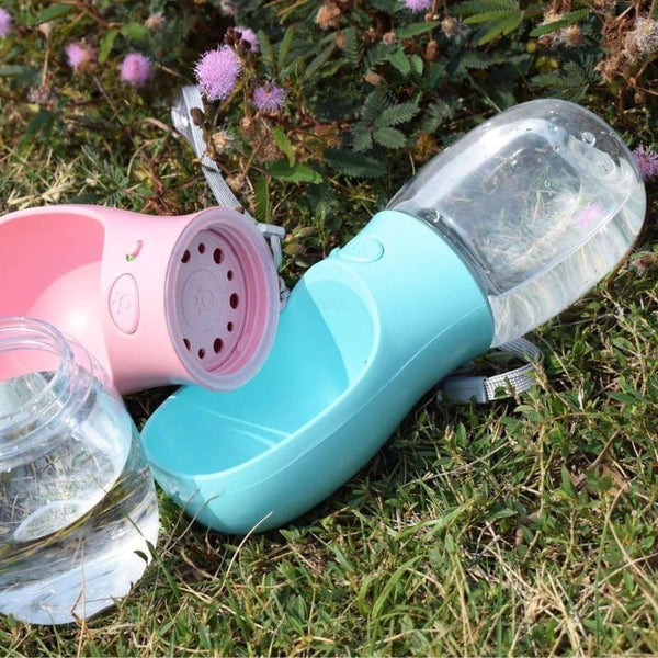 Gourde pour Chien - Gourdes rose et turquoise ouvertes sur l'herbe