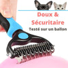 Brosse de démêlage pour Chien testée sur un ballon pour prouver sa douceur