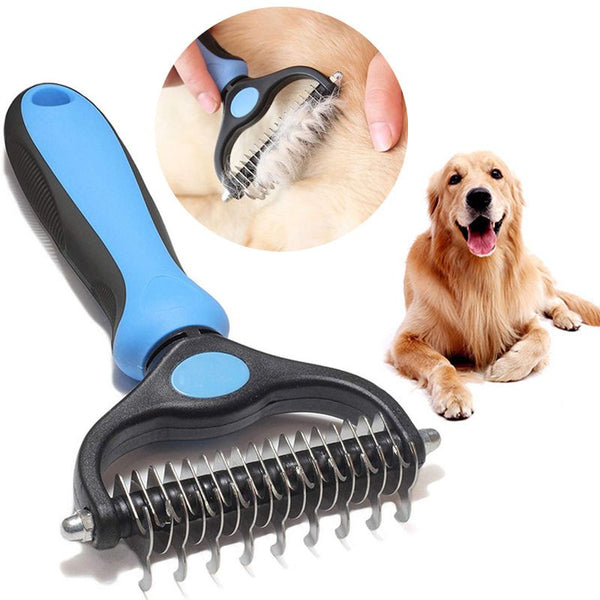 Brosse de démêlage pour Chien en action sur pelage clair avec poils morts visibles