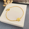Bracelet Patte de Chien Personnalisé doré avec prénom Milo sur fond blanc