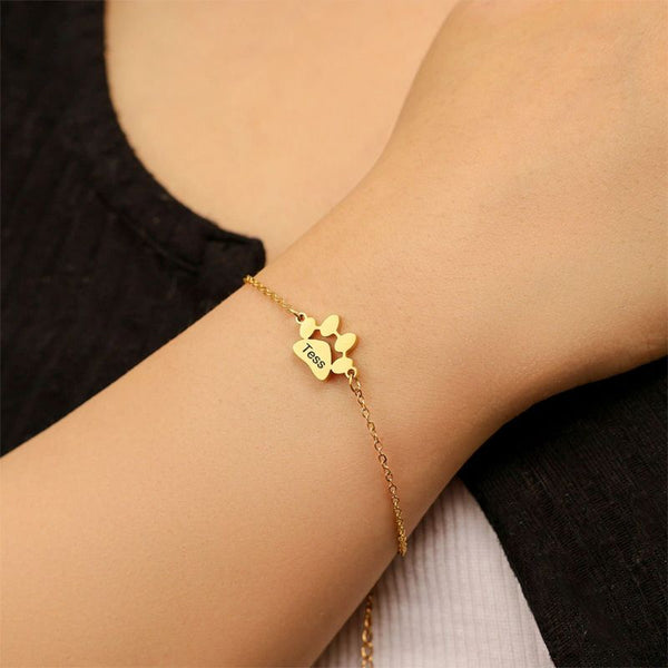 Bracelet Patte de Chien Personnalisé porté au poignet avec prénom Tess