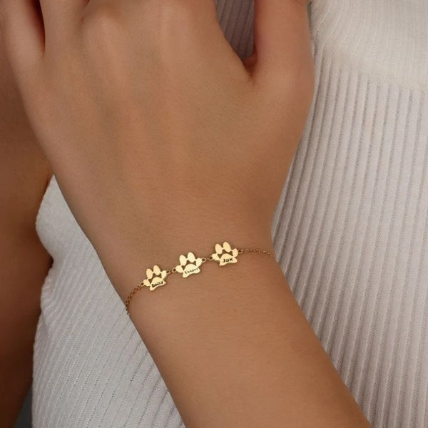 Bracelet Patte de Chien Personnalisé doré avec 3 prénoms porté au poignet