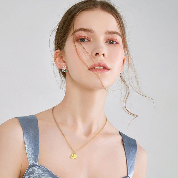 Collier Patte de Chien Personnalisé porté par une femme élégante en robe satinée