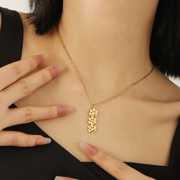 Collier Patte de Chien Personnalisé avec pendentif doré porté sur le décolleté