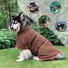 Peignoir pour chien marron - Grand chien en extérieur.