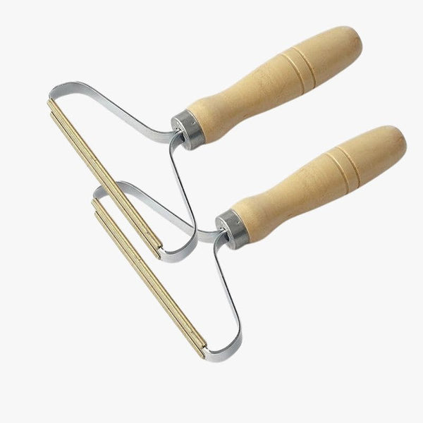 Deux Brosses anti poils en métal avec manche en bois ergonomique.