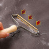 Brosse anti poils en action pour retirer les poils sur textile.