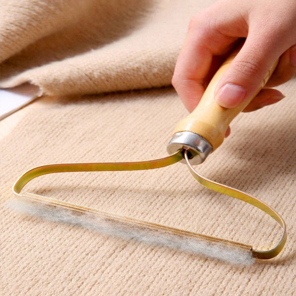 Brosse anti poils utilisée sur tissu délicat type laine ou couverture.