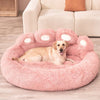 Coussin pour chien en forme de patte rose avec Labrador allongé, dans un salon cosy