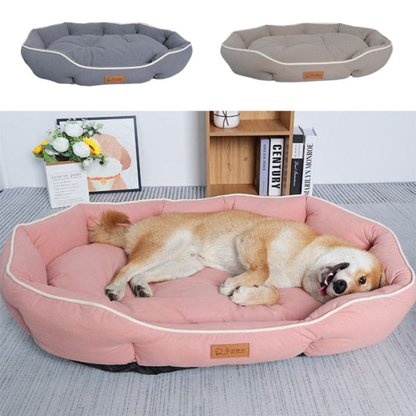 Canapé lit pour chien rose avec chien couché confortablement