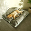 Coussin orthopédique pour chien gris avec un Golden Retriever allongé.