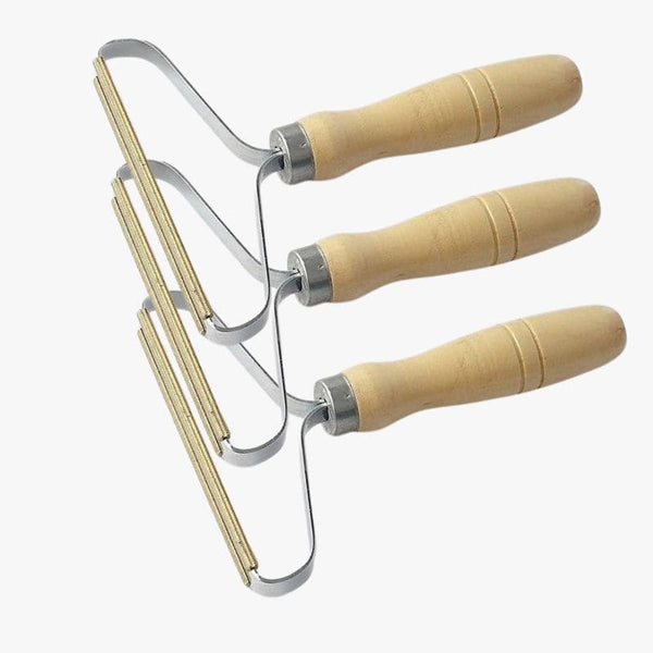 Lot de 3 brosses anti poils avec manche bois et lame cuivre.