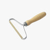 Brosse anti poils simple, design minimaliste et efficace.