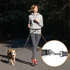 Femme courant avec son chien attaché à une laisse mains libres pour chien avec crochet sécurisé
