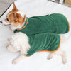 Peignoir pour chien vert - Deux chiens de tailles différentes allongés.