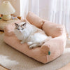 Chat blanc allongé sur un Canapé pour Chat beige dans un salon lumineux – Toutou Love