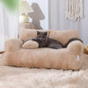 Chat gris couché confortablement sur un Canapé pour Chat couleur caramel – Toutou Love
