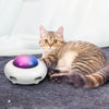 Chat allongé près d’un jouet automatique pour chat à lumière LED - Toutou Love