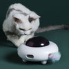 Chat observant un jouet automatique pour chat avec plumes rotatives - Toutou Love