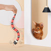 Démonstration du jouet serpent pour chat suspendu devant un chat attentif - Toutou Love