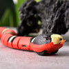 Gros plan sur la tête réaliste d’un jouet serpent pour chat avec langue mobile - Toutou Love
