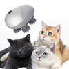 Chats curieux regardant un masseur pour chat en suspension dans l'air - Toutou Love