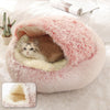 Chat blotti dans un panier fermé pour chat en peluche rose moelleuse - Toutou Love