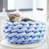 Panier original pour chat en tissu tressé bleu ciel avec chat installé - Toutou Love