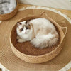 Chat blanc et beige confortablement installé dans un panier osier pour chat - Toutou Love