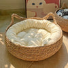 Panier osier pour chat avec coussin moelleux crème dans une pièce lumineuse - Toutou Love