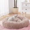 Panier Pour Chat beige avec un chat blanc assis dedans, ambiance cosy - Toutou Love