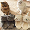 Deux paires de pantoufles chat grises et beiges posées devant deux chats - Toutou Love