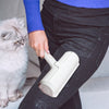 Utilisation du Rouleau Poils De Chat sur un pantalon noir couvert de poils de chat - Toutou Love