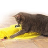 Chat jouant avec un Tapis De Jeu Pour Chat motorisé sur sol carrelé - Toutou Love