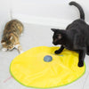 Deux chats s'amusant avec un Tapis De Jeu Pour Chat en tissu jaune - Toutou Love