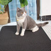 Tapis de Litière pour Chat - Chat gris assis sur le tapis anti-dérapant à côté d’une fenêtre - Toutou Love