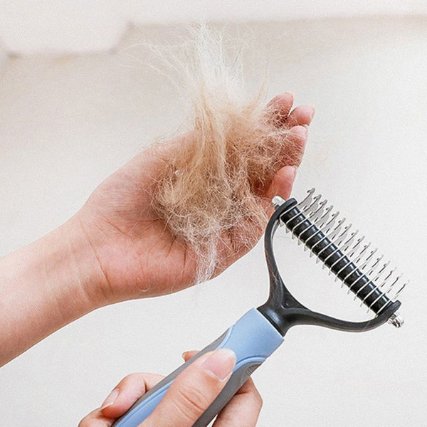 Brosse de démêlage pour Chien pleine de poils retirés après usage