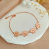 Bracelet Patte de Chien Personnalisé rose doré avec prénoms Lucy, Pati, Poppy, Missy sur fond beige
