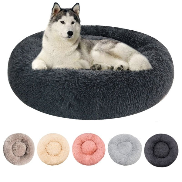 Grand chien allongé dans un Panier Donut moelleux pour chien gris foncé.