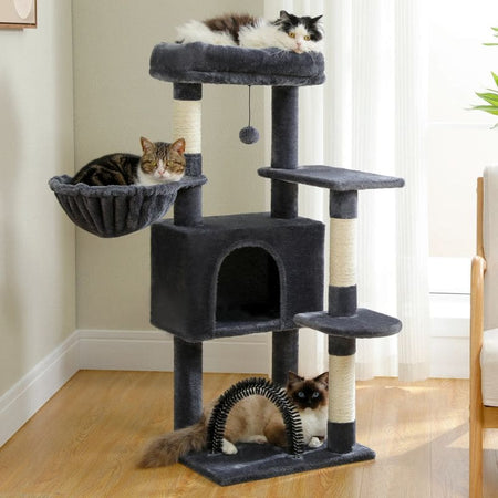 Arbre à chat avec hamac gris foncé et chats installés dans chaque zone de repos - Toutou Love