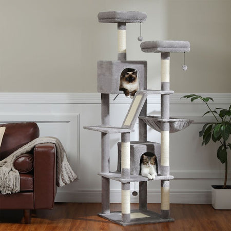 Arbre à Chat XXL gris clair installé dans un salon moderne avec deux chats - Toutou Love