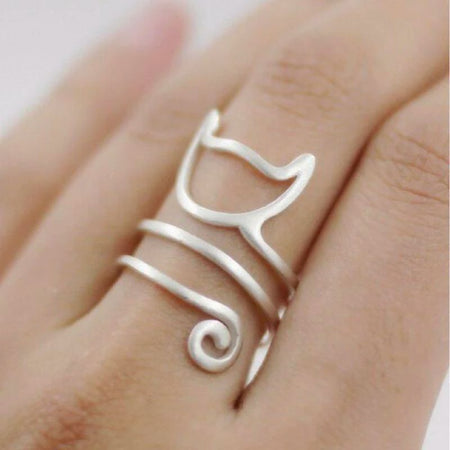 Bague chat en argent portée sur un doigt délicat - Toutou Love