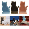 Chat roux profitant d’un moment de massage avec une brosse murale bleue - Toutou Love