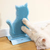 Chat allongé se frottant à une brosse murale bleue pour chat installée au mur - Toutou Love