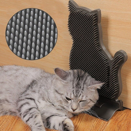 Chat détendu utilisant une brosse murale pour chat de couleur foncée - Toutou Love