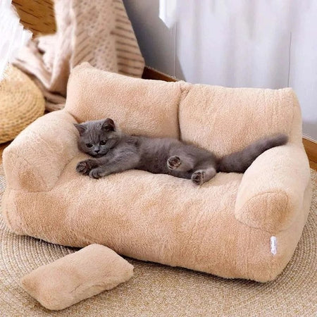 Chat gris couché confortablement sur un Canapé pour Chat couleur noisette – Toutou Love