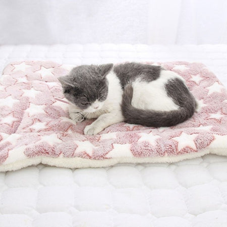 Chat allongé sur une Couverture Apaisante Pour Chat rose, bénéficiant d’un confort optimal - Toutou Love
