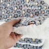 Gros plan sur l’épaisseur d’une Couverture Apaisante Pour Chat ultra-douce et chaude - Toutou Love