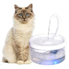 Fontaine à eau pour chat au design arrondi avec un chat assis à côté de la fontaine - Toutou Love